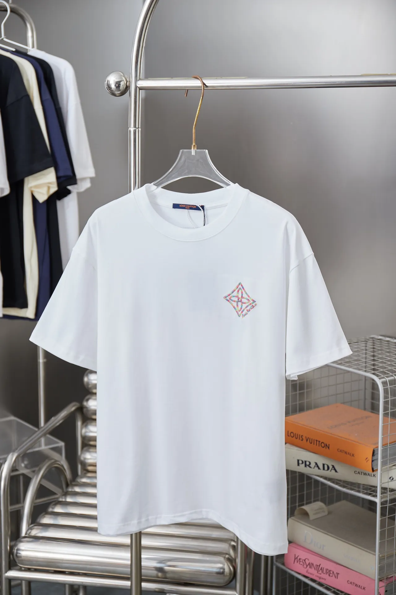 🅿️180 1V 25SS new style in early spring. Short sleeves with embroidered colorful hollow LV letters. Light luxury. Essential item for daily commuting for men and women. Correct version. Welcome to compare. Detailed features · 320g 100% pure cotton double yarn jersey fabric · Special thickened 32 pieces of double-strand 1X1 thread in the same vat custom dyeing · Imported Tajima machine embroidery with colorful hollow embroidered LV letters · Double needle stitching and cross-stitching technology · Original main mark, washed tag, brand moisture-proof paper packaging Color: black/white Size: S/M/L/XL